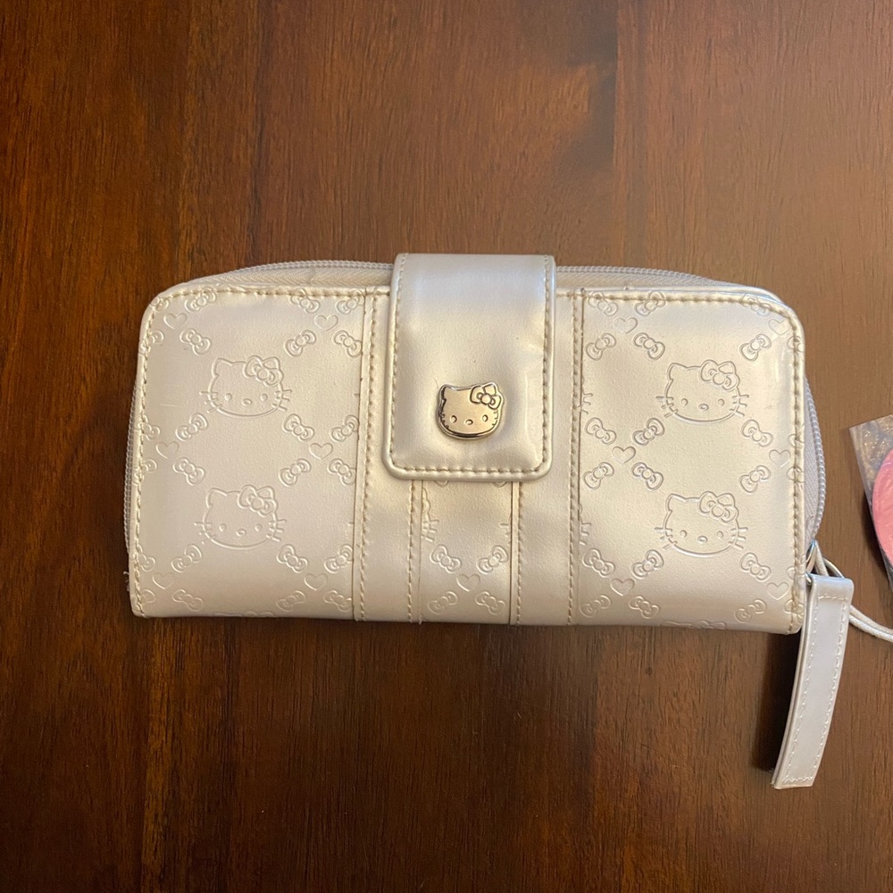 New Loungefly Hello Kitty Zip Wallet